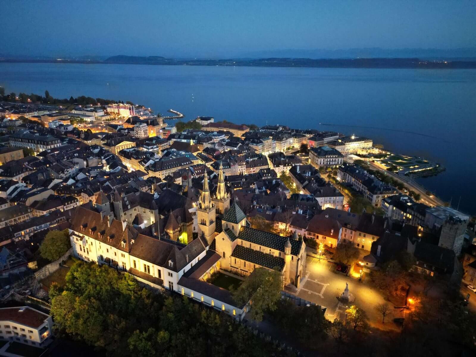 Vue aérienne de nuit de la ville de Neuchâtel