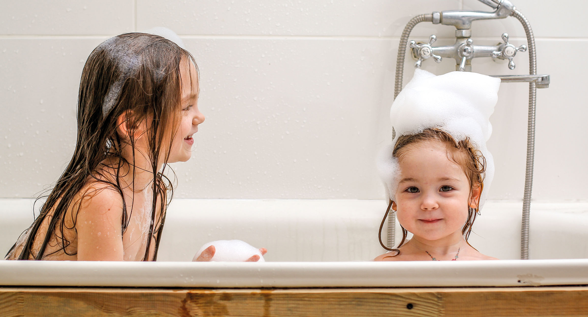 Deux jeunes filles dans une baignoire